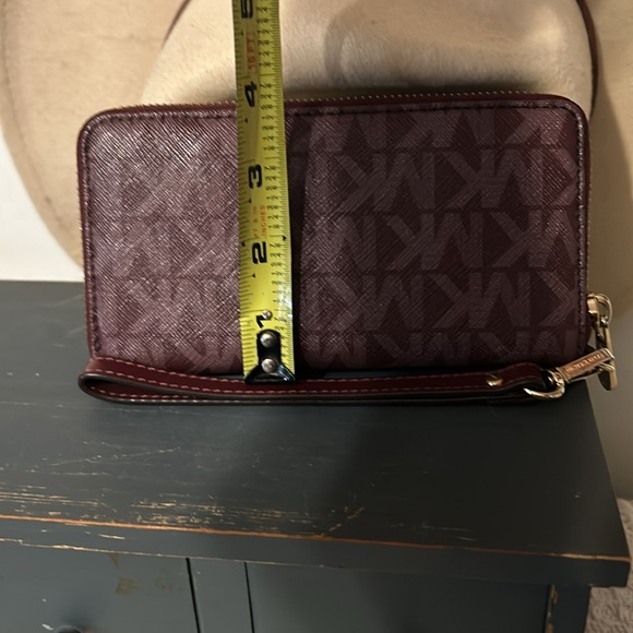 LIKE NEW Michael kors wristlet - Picture 6 of 8